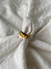 Load image into Gallery viewer, Croissant Ring